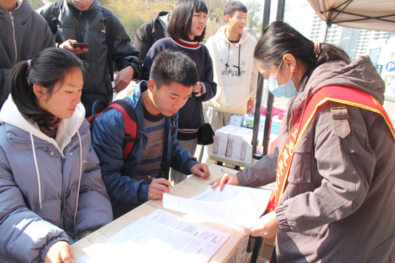飛揚(yáng)熱血青春 匯集愛心洪流——安康學(xué)院積極開展冬季獻(xiàn)血活動(dòng)