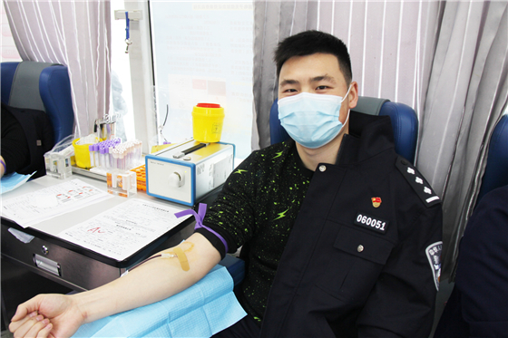 人民警察一心為民，捋袖捐血鐵血柔情——安康市公安局積極開(kāi)展冬季獻(xiàn)血活動(dòng)