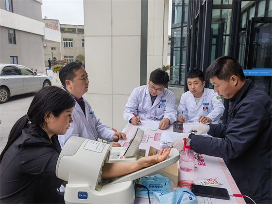 一“臂”之力,踐行醫(yī)者擔(dān)當(dāng)——安康市中心血站聯(lián)合漢濱區(qū)第三人民醫(yī)院開(kāi)展無(wú)償獻(xiàn)血活動(dòng)