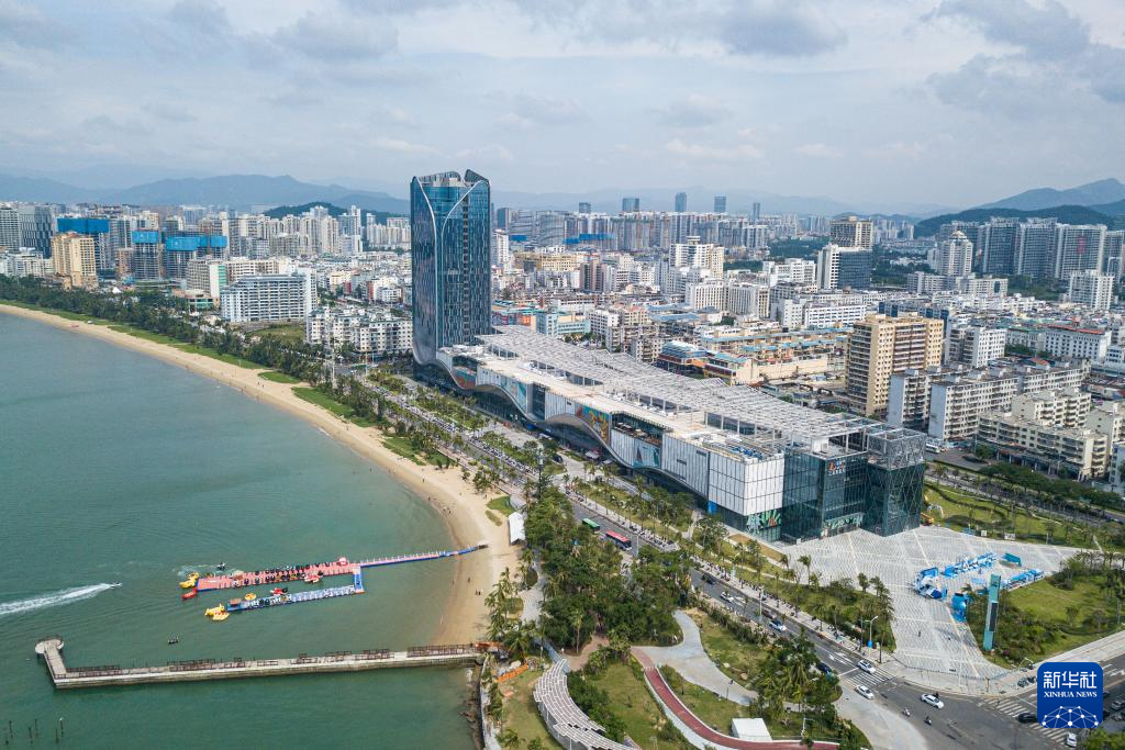 海南自貿(mào)港重點(diǎn)園區(qū)——三亞中央商務(wù)區(qū)（無(wú)人機(jī)照片，11月1日攝）。新華社記者 蒲曉旭攝