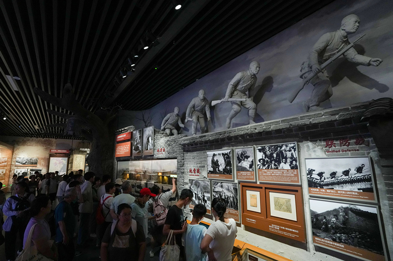 2025年7月8日，參觀者在中國人民抗日戰(zhàn)爭紀(jì)念館參觀《為了民族解放與世界和平》主題展覽。