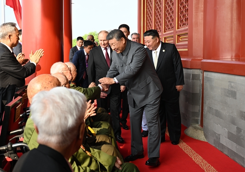 2025年9月3日，習(xí)近平總書記同抗戰(zhàn)老戰(zhàn)士老同志代表親切握手，向他們表示崇高敬意。