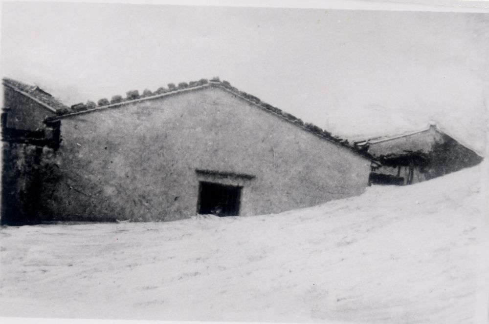 昔日的東山島風沙掩埋部分村民村舍（資料照片）。